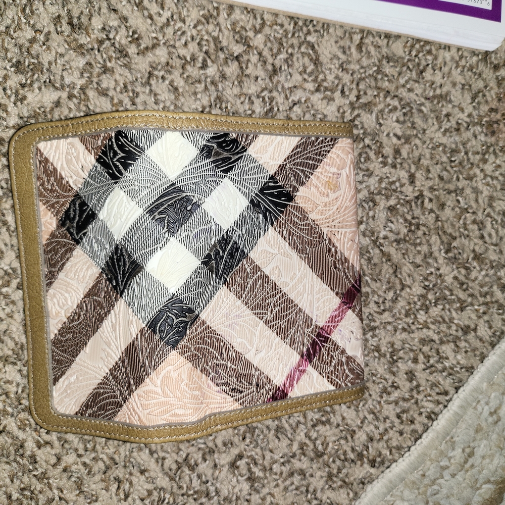 Very gently used and taking care of Burberry authentic wallet - Picture 7 of 7